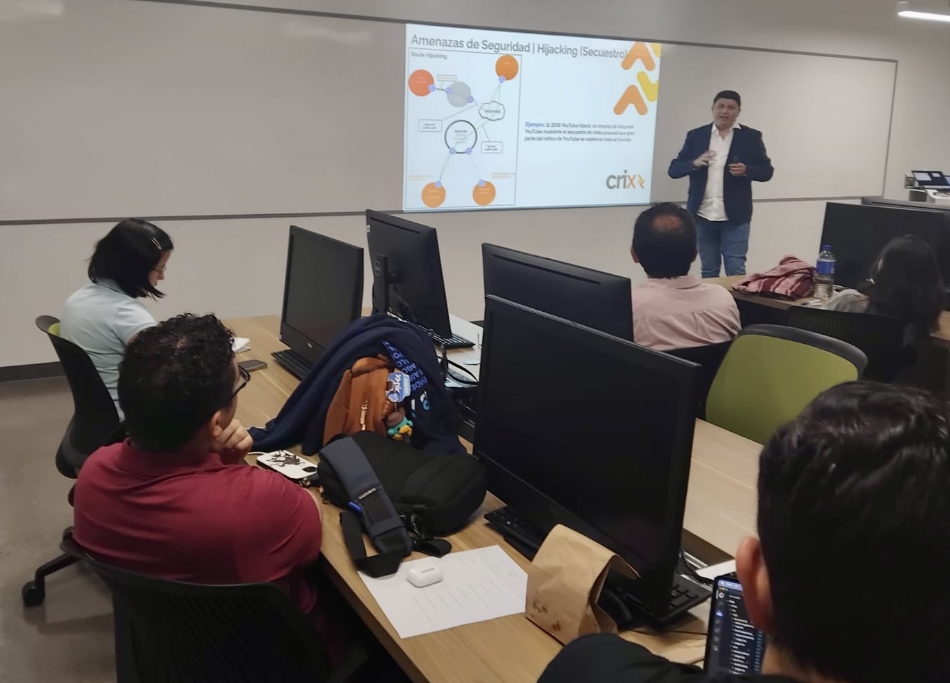 Charla sobre seguridad global en redes en Texas Tech University